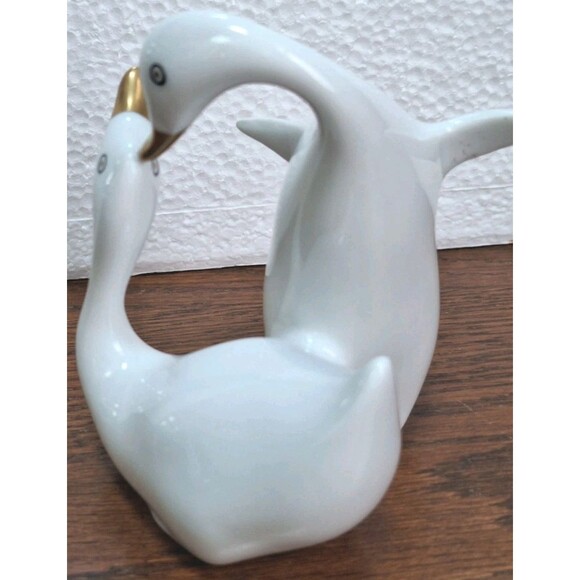 VTG Hollohaza Hungary Swan Pair Porcelain Figurine White n Gold Hand Painted 4" - Picture 4 of 6
